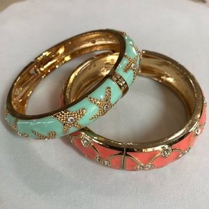 Pair of elegant hinged bracelets